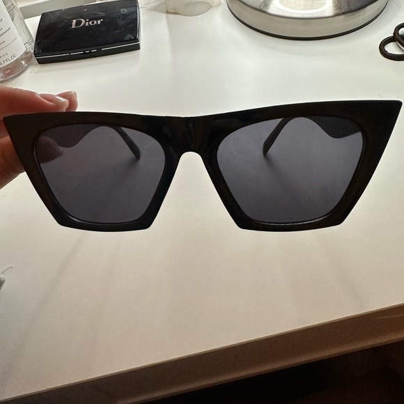 💕3 for $8💕 Black cat eye sunglasses - Picture 5 of 7